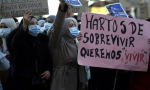 Vecinas de Cañada Real con pancartas reivindicativas durante una manifestación en la Puerta ante la sede del Gobierno regional, para reclamar solución para los cortes de suministro eléctrico que sufren, en Madrid