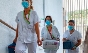 Tres profesionales sanitarios trasladan la vacuna de Janssen desde el laboratorio a la sala en dondedo se administra a los voluntarios participantes en la administración de la vacuna contra la COVID-19 de la compañía Janssen (Johnson & Johnson), en el mar