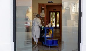 Un profesional realiza su tarea en la residencia Fiella de Tremp (Lleida).