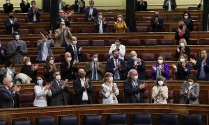 17/12/2020.- Aplausos de los diputados del PSOE a la diputada Maria Luisa Carcedo, tras la aprobación este jueves en el pleno del Congreso de la proposición de ley que regulará la eutanasia. EFE/Kiko Huesca