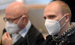 El acusado Stephan Balliet (derecha) se sienta junto a su abogado Hans-Dieter Weber durante su juicio por cargos de asesinato debido a un ataque terrorista en Halle, el Tribunal Regional de Magdeburgo en Magdeburgo, Alemania.