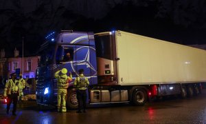 Agentes de Policía informan a un transportista en el puerto de Dover, que ya ha reanudado su actividad tras el cierre de 48 horas.