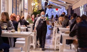 Varias personas en una terraza de Málaga el pasado viernes.