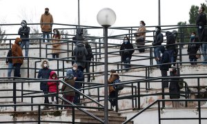 Varias personas hacen cola ante un laboratorio para hacerse una prueba PCR este martes en Madrid, dos días antes de Nochebuena.