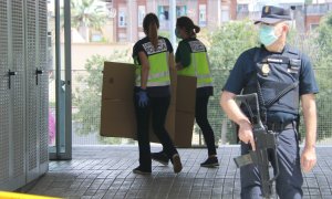 Agents de policia a la seu del Consell Esportiu de L'Hospitalet