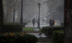 Varias personas caminan por el Paseo del Prado en Madrid.