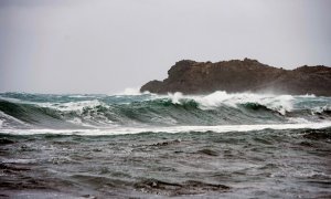 26/12/2020. Las olas rompen contra la costa en la Cala de Es Murtar, en el litoral norte de la isla de Menorca, este sábado. -EFE