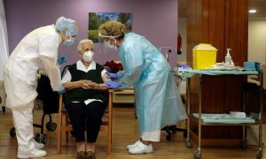 GUADALAJARA, 27/12/2020.- Araceli, una mujer de 96 años, residente en el centro de mayores Los Olmos de Guadalajara capital, ha recibido a las 9.00 horas la primera dosis de la vacuna en España. Tras ella será vacunada una trabajadora de 40 años de la mis