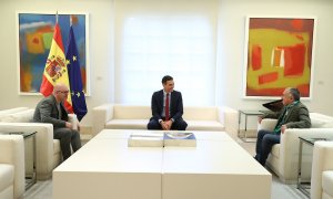 El presidente del Gobierno, Pedro Sánchez (c), con los secretarios generales de UGT, Pepe Álvarez (d), y de CCOO, Unai Sordo (i), en el Palacio de la Moncloa, el pasado junio.