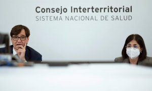 El ministro de Sanidad, Salvador Illa (i) y la ministra de Política Territorial, Carolina Darias (d) se reúnen con los presidentes de las comunidades autónomas vía telemática durante el Consejo Interterritorial de Salud celebrado en Madrid este lunes.