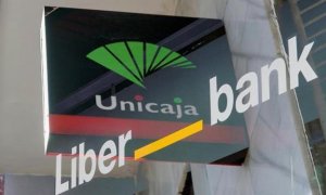 Doble exposición de los logotipos de las entidades Unicaja y Liberbank . EFE/Rodrigo Jiménez