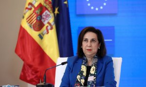 24/12/2020. La ministra de Defensa, Margarita Robles, escucha el mensaje que el presidente del Gobierno envía a las tropas en misiones humanitarias. - EFE