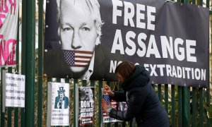 Carteles y pancartas contra la extradición de Julian Assange a EEUU, en la verja de Woolwich Court Court en Londres.