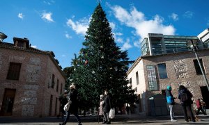 Varias personas caminan este lunes por una calle de San Fernando de Henares, una de las localidades afectadas por las nuevas restricciones.