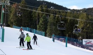 Alguns esquiadors baixen per una de les pistes de Masella (Cerdanya) el 14 de desembre de 2020.