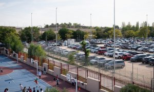 Vista general del patio del colegio Juan Zaragüeta y el parking de Iberdrola construido en terreno municipal.