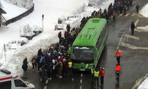 Decenas de personas atrapadas por la nieve en el puerto de Navacerrada esperando a ser evacuadas el pasado 2 de enero