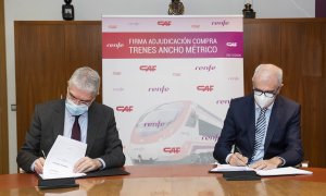 Los presidentes de Renfe, Isaías Táboas (i), y de CAF, Andrés Arizkorreta (d), durante la firma del contrato para el suministro de 31 trenes.