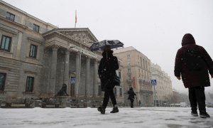 Vista del exterior del Congreso de los Diputados, bajo una intensa nevada este viernes. El Ayuntamiento de Madrid activa esta tarde, a partir de las 18:00 horas, la alerta roja del Protocolo de actuación por meteorología adversa ante la previsión de nevad