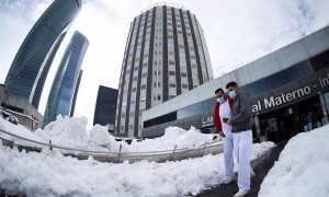 Vista del Hospital La Paz y sus alrededores cubiertos de nieve tras el paso de la tormenta Filomena por Madrid.