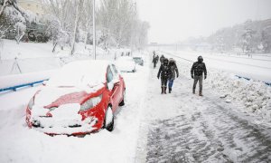 Coches abandonados en la salida de la M30 a Ventas Madrid, este sábado. — Rodrigo Jiménez / EFE