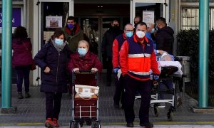 Dos profesionales sanitarios trasladan a un paciente en el Hospital Duran i Reynals este lunes.