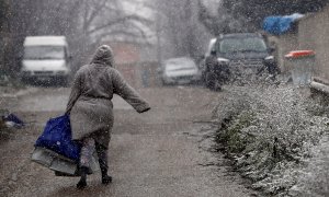 07/01/2021.- Una vecina de la Cañada Real camina bajo la nieve.