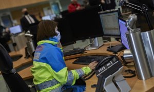 Una trabajadora en la Agencia de Seguridad y Emergencias de Madrid 112 (ASEM112) en Pozuelo de Alarcón, Madrid.