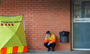 Un sanitario descansa en el exterior del Hospital de Igualada.