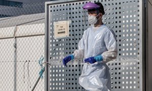 Un sanitario realiza test para detectar la covid-19 a pacientes en sus vehículos frente al hospital de campaña de La Fe de València