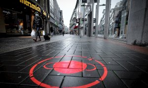 Ciudadanos con mascarillas paseando en Colonia (Alemania).