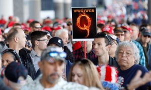 Manifestante con cartel de Qanon