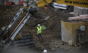 Un trabajador de la construcción protegido con mascarilla, en una obra en Sevilla. E.P./María José López