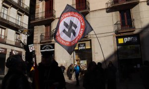 Bandera del partit ultradretà FNI-PNSOE en un acte de Vox a Barcelona.