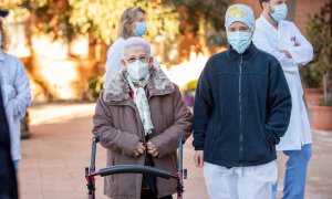 Araceli y Mónica, la residente más longeva de la Residencia de mayores Los Olmos y la sanitaria más joven, tras recibir la segunda dosis de la vacuna Pfizer-BioNTech, en Guadalajara, Castilla-La Mancha (España)