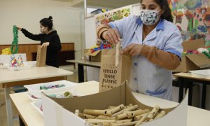 Unes dones amb discapacitat auditiva preparant bosses de cotilló sense res de plàstic, a la Fundació Topromi a la Canonja (Tarragonès).