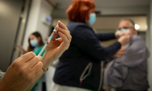 Un sanitario prepara la dosis de una vacuna contra la covid.