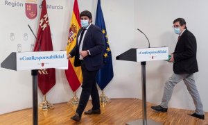 El presidente de la Región de Murcia, Fernando López Miras, junto al Consejero de Salud, Manuel Villegas, ambos del Partido Popular.