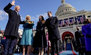 El presidente Joe Biden jura el cargo en la ceremonia de investidura.