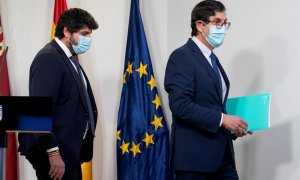 El consejero de Salud de la Comunidad de Murcia Manuel Villegas (d), durante un momento de la rueda de prensa que ofrecido junto al presidente de la comunidad Fernando López Miras (i), para anunciar su dimisión como consejero, este miércoles en el Palaci