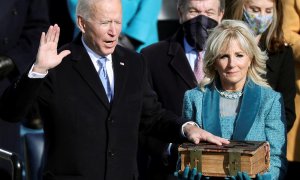 El president electe dels EUA, Joe Biden (esquerra) al costat de la Dra. Jill Biden (C), mentre el president del Tribunal Suprem John Roberts, de la Cort Suprema, li dona jurament al càrrec durant la cerimònia inaugural del president electe Joe Biden i el