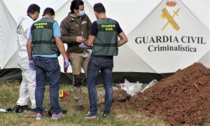 La Guardia Civil acudió a la fosa común de El Rellán acompañando a la jueza del Juzgado de Primera Instancia e Instrucción de Grado.