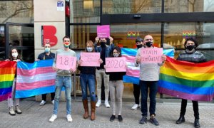 Membres de l'Observatori Contra l'Homofòbia concentrats davant del centre LGTBI de Barcelona. ​