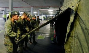 Soldados del Ejército levantan un hospital de campaña en Oviedo.