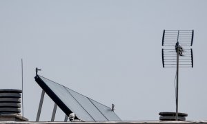 Panel solar y antena en el tejado de un edificio de Madrid. E.P./Ricardo Rubio