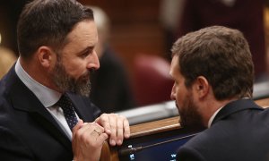 03/12/2019.- El presidente de Vox, Santiago Abascal, y el presidente del PP, Pablo Casado, hablan durante la sesión de constitución de las Cortes para la XIV Legislatura en el Congreso de los Diputados. Eduardo Parra / Europa Press