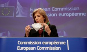 La comisaria europea de Sanidad, Stella Kyriakides, durante su rueda de prensa de este miércoles en Bruselas para dar cuenta del conflicto con AstraZeneca.