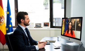 El líder del PP, Pablo Casado, en su despacho de la sede de Génova 13, y la presidenta de Ciudadanos, Inés Arrimadas, en su casa, durante una videoconferencia durante el confinamiento.