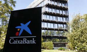 El logo de Caixabank delante de sus oficinas centrales en Madrid. E.P./Jesús Hellín