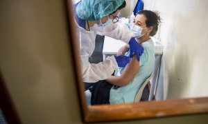 Una enfermera administra una vacuna contra la covid en un hospital de Lisboa.